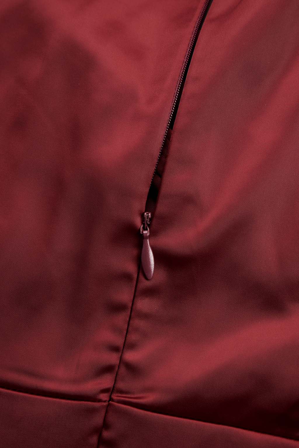 Adèle | Robe mi-longue en satin d’inspiration vintage à col drapé