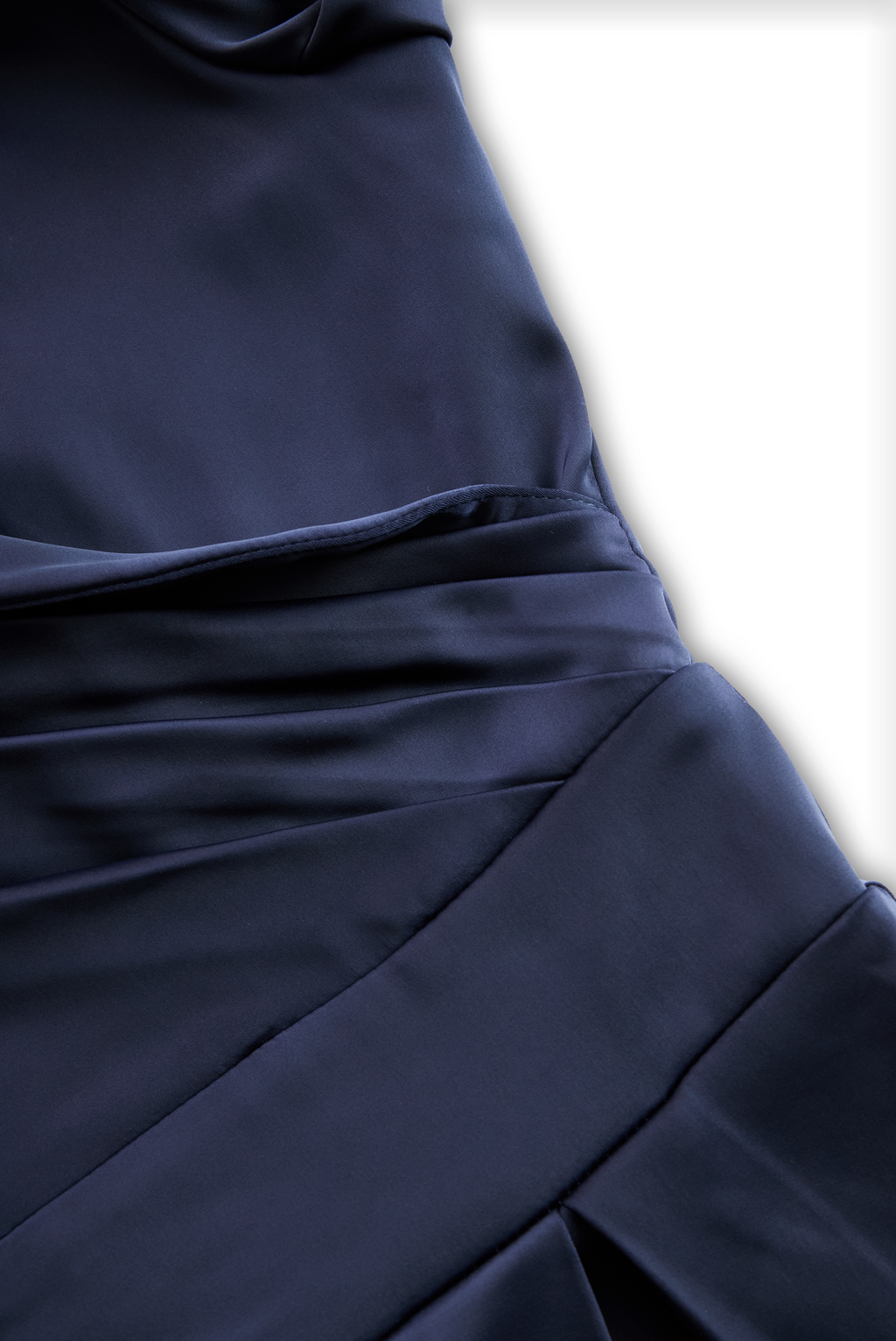 Adèle | Robe mi-longue en satin d’inspiration vintage à col drapé