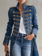 Joséphine | Manteau officier en denim délavé, boutons dorés.