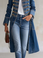 Joséphine | Manteau officier en denim délavé, boutons dorés.