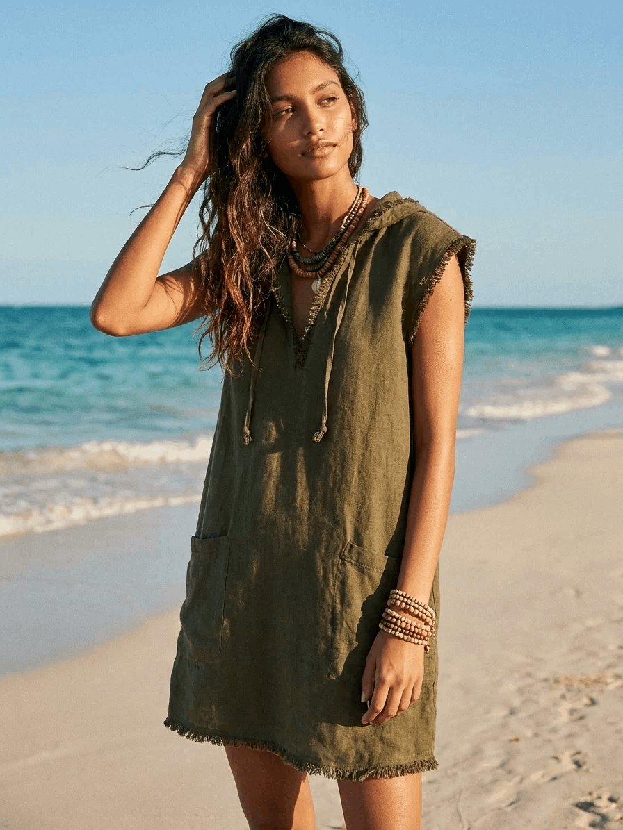 Coral | Vestido con capucha y bajo desflecado