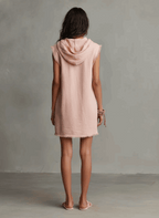 Coral | Vestido con capucha y bajo desflecado