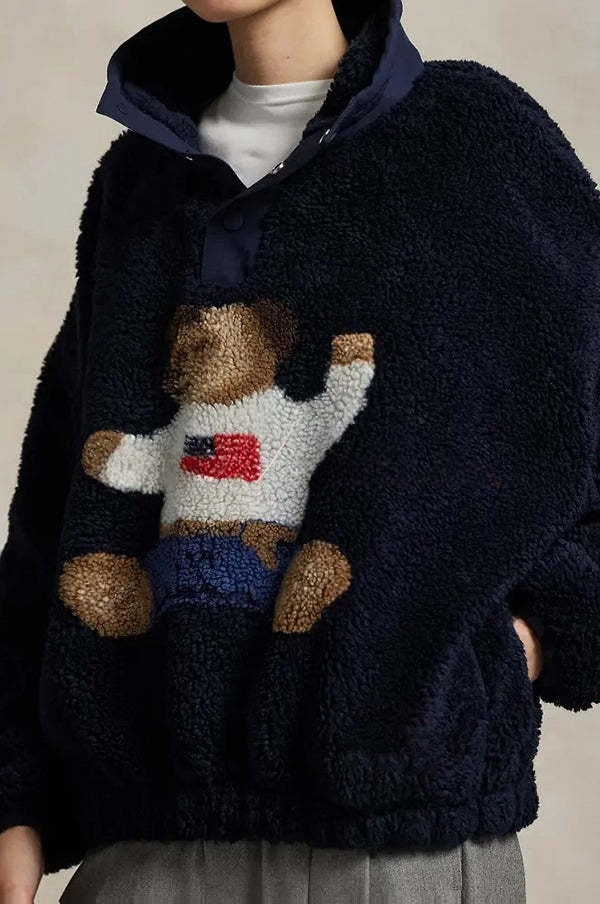 Ambre | Pull polaire rétro américain à col montant boutonné et motif ours