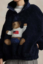 Ambre | Pull polaire rétro américain à col montant boutonné et motif ours