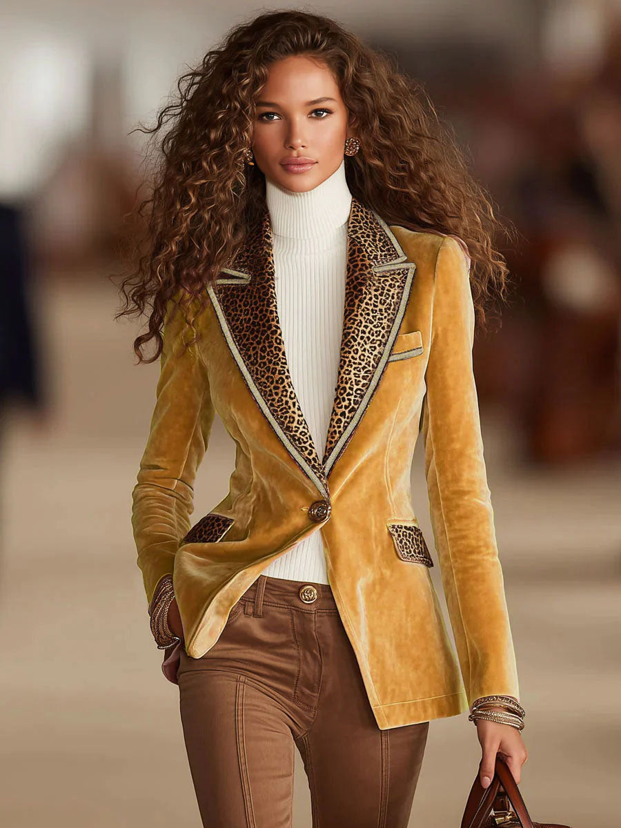 Mélusine | Blazer rose en velours à imprimé léopard et un bouton