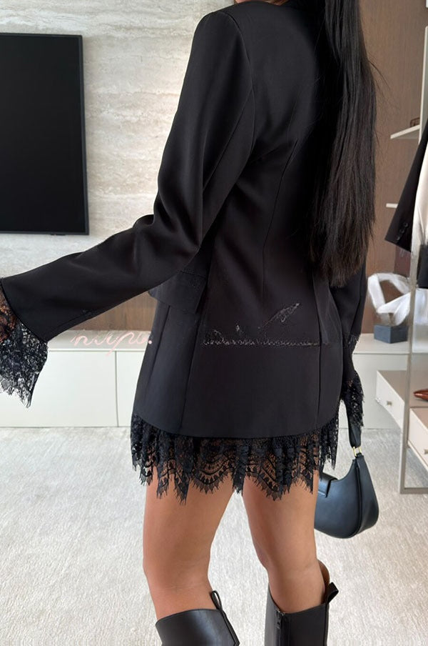 Emmanuelle | Robe blazer courte à bordure en dentelle et boutonnage simple