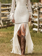 Oriane | Robe longue en dentelle à col en V, manches longues et franges