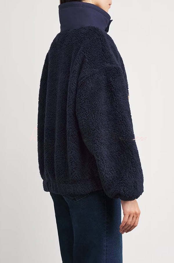 Ambre | Pull polaire rétro américain à col montant boutonné et motif ours