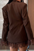 Emmanuelle | Robe blazer courte à bordure en dentelle et boutonnage simple