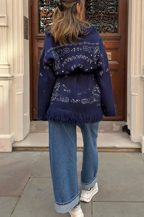Eugénie | Long gilet ceinturé en maille à imprimé bandana et col châle à franges