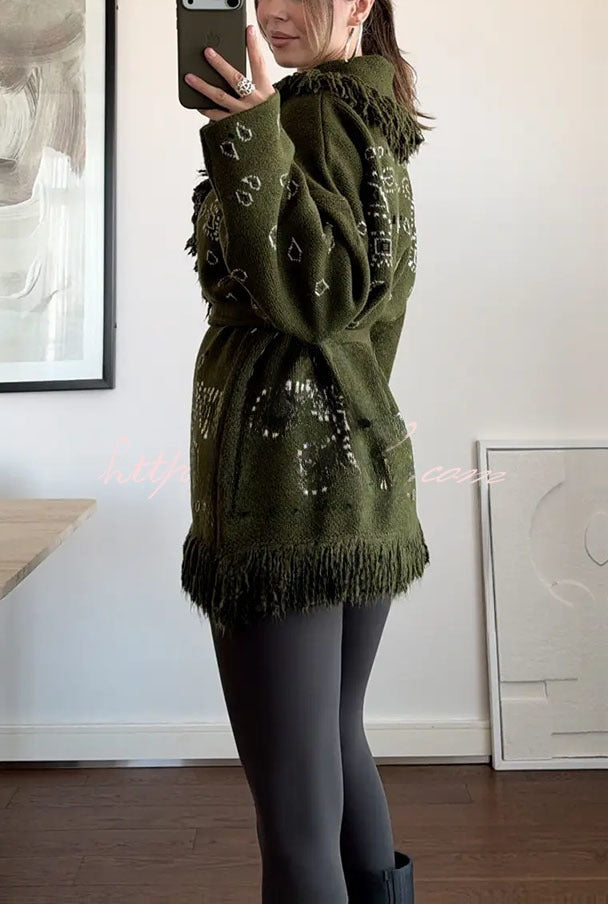 Eugénie | Long gilet ceinturé en maille à imprimé bandana et col châle à franges