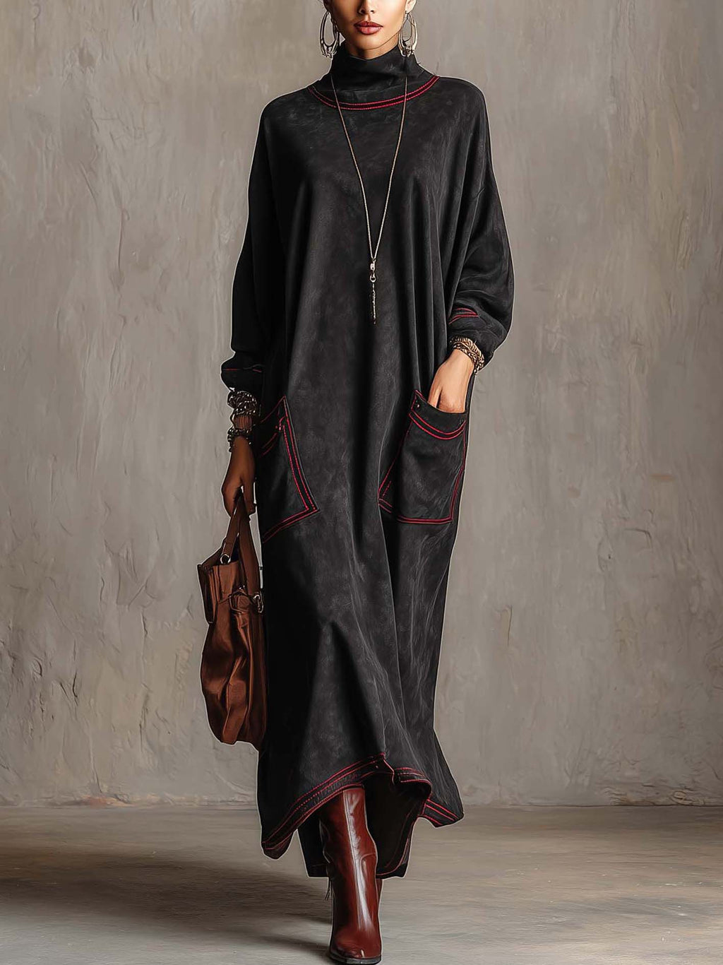 Marielle | Robe longue noire en faux daim avec surpiqûres rouges contrastées et poches plaquées