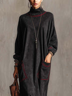 Marielle | Robe longue noire en faux daim avec surpiqûres rouges contrastées et poches plaquées