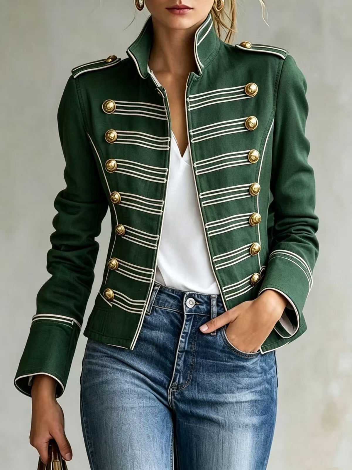 Marion | Veste militaire en jean à boutons dorés.