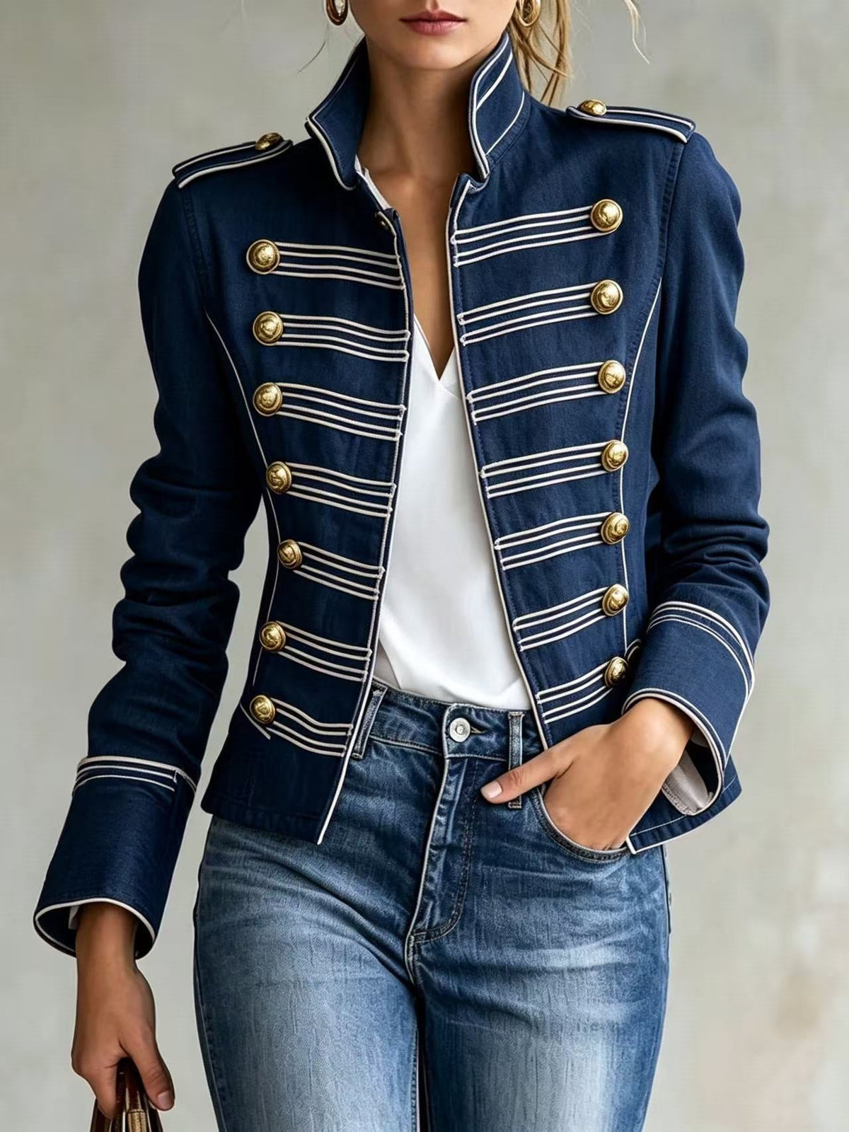 Marion | Veste militaire en jean à boutons dorés.