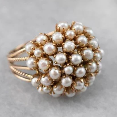 Anillo con incrustaciones de perlas