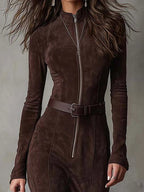 Mathilde | Robe longue marron avec ceinture.