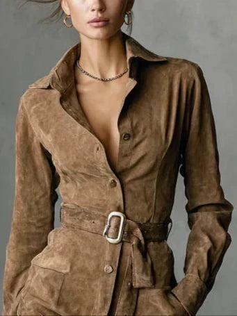 Inès - Robe mi-longue en daim à revers, simple boutonnage et manches longues.