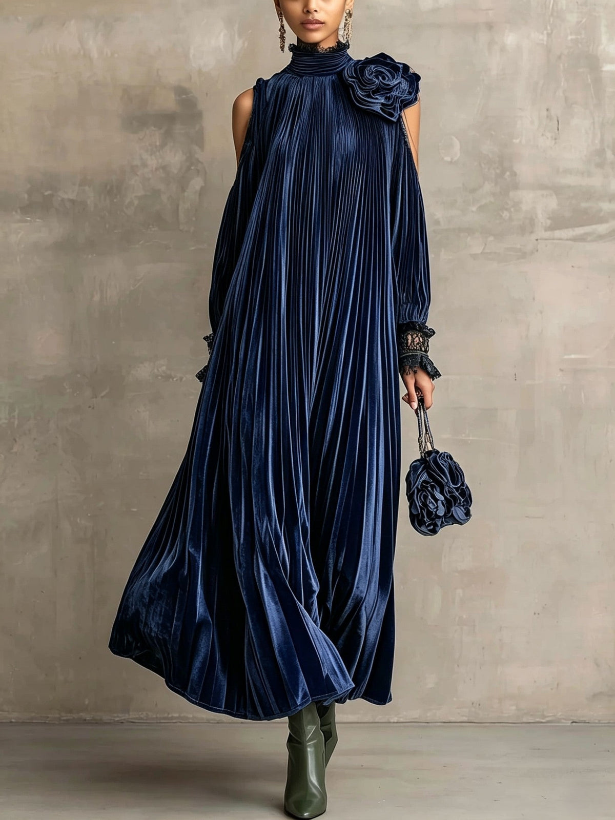 Rosalie | Robe longue plissée à détail floral sur l’épaule