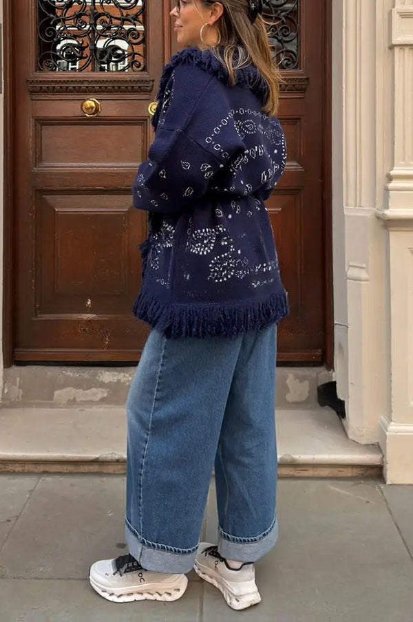 Eugénie | Long gilet ceinturé en maille à imprimé bandana et col châle à franges