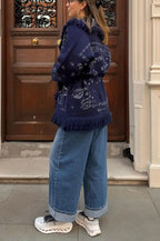 Eugénie | Long gilet ceinturé en maille à imprimé bandana et col châle à franges