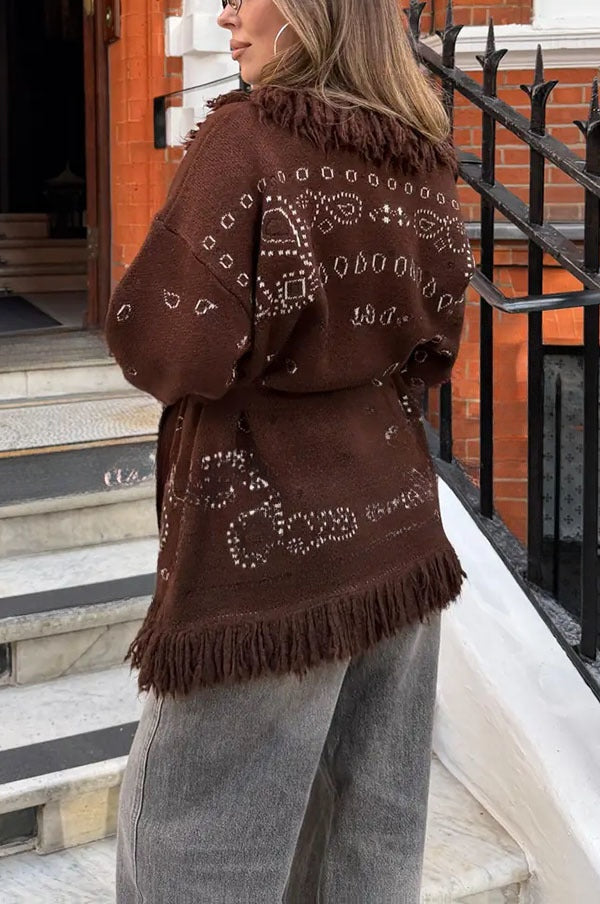 Eugénie | Long gilet ceinturé en maille à imprimé bandana et col châle à franges
