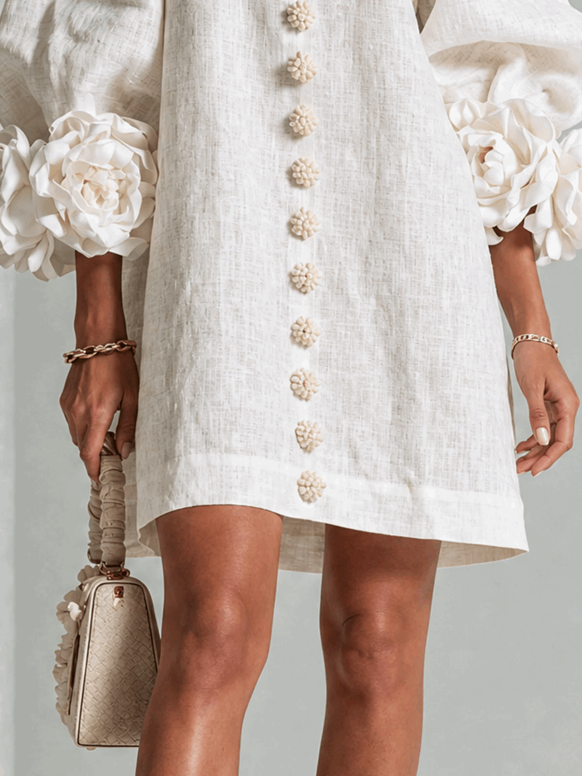 Paloma | Vestido texturizado de escote redondo y puños florales